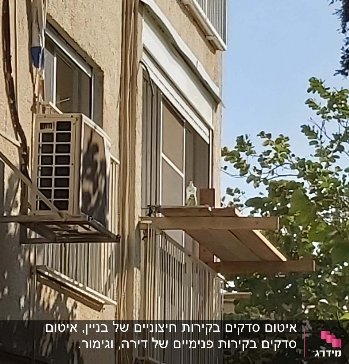 מרפסת עם בקבוק על מדף עץ